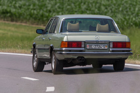 Mercedes-Benz 450 SEL 6.9 (1976) - der Wagen ist hydropneumatisch gefedert