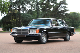 Mercedes-Benz 450 SEL blindée séparation chauffeur (1986) - als Lot 36 an der Artcurial Mercedes-Versteigerung in Paris am 15. Oktober 2017