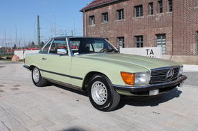 Mercedes-Benz 450 SL Convertible with Hardtop (1977) - als Lot 103 angeboten an der Bonhams Mercedes-Benz-Versteigerung in Stuttgart am 19. März 2016 Mercedes-Benz 450 SL Convertible with Hardtop (1977) - als Lot 103 angeboten an der Bonhams Mercedes-Benz-Versteigerung in Stuttgart am 19. März 2016