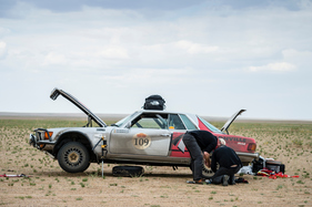 Mercedes-Benz 450 SLC (1973) - Service-Halt nach Zusammenbruch am Tag 3 - Erenhot to Camp - Rallye Peking-Paris 2016