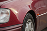 Mercedes-Benz 500 E (1992) - deutlich zu sehen - ausgestellte Kotflügel (© Bruno von Rotz, 2016) Mercedes-Benz 500 E (1992) - deutlich zu sehen - ausgestellte Kotflügel (© Bruno von Rotz, 2016)