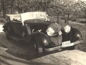Mercedes Benz 500 K (1935) - im Jahre 1956 vor blühenden Obstbäumen in Stuttgart - David Keith's Lieblingsfoto