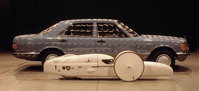 Mercedes-Benz 500 SE (1979) - Baureihe W126 - zusammen mit dem Weltrekord-Sparmobil im Windkanal