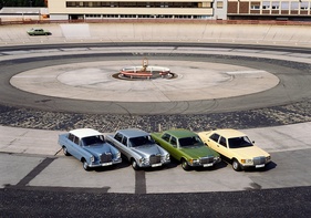 Mercedes-Benz 500 SE (1979) - der W126 zusammen mit den Vorgnägerbaureihen W 112, W 109, W 116 auf der Einfahrbahn in Untertürkheim