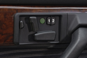 Mercedes-Benz 500 SE (1982) - einfach verständliche Schalter für die Sitzverstellung in der S-Klasse W 126