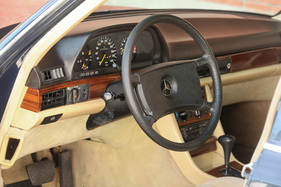 Mercedes-Benz 500 SE (1983) - Kunststoff und Holz im Interieur