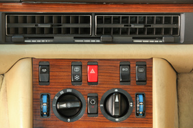 Mercedes-Benz 500 SE (1983) - grosse Lüftungsgitter in der Mittelkonsole