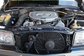 Mercedes-Benz 500 SE (1983) - gut gekühlter V8-Fünfliter im Bug