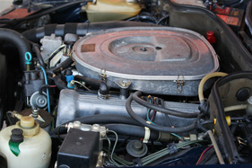 Mercedes-Benz 500 SE (1983) - prallvoller Motorraum