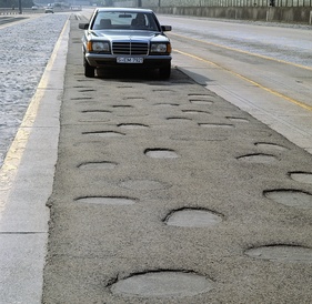 Mercedes-Benz 500 SE (1984) - auf der Einfahrbahn in Untertürkheim