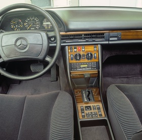 Mercedes-Benz 500 SE (1985) - rechts nun mit Reiserechner im Cockpit