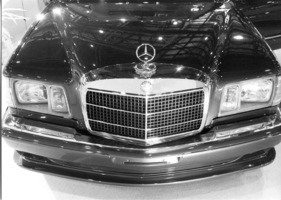 Mercedes Benz 500 SE - funkelnder Glanz dank vergoldetem Kühlergitter, zeitgenössisches Tuning von Kugok - am Genfer Automobilsalon 1984