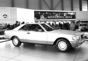 Mercedes-Benz 500 SEC (1982) - Luxuscoupé auf dem Podium war eine der Hauptattraktionen Mercedes-Benz 500 SEC (1982) - Luxuscoupé auf dem Podium war eine der Hauptattraktionen