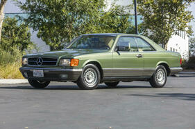 Mercedes-Benz 500 SEC (1982) - als Lot 107 angeboten an der Bonhams Quail Versteigerung am 19. August 2022