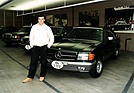 Bild: Mercedes-Benz 500 SEC (1985) - Formel-1-Rennfahrer Andrea de Cesaris mit seinem 500 SEC