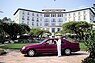 Mercedes-Benz 500 SEC (1992) - Normaler Anblick, eine S-Klasse vor einem Luxushotel (© Daimler AG, 1992) Mercedes-Benz 500 SEC (1992) - Normaler Anblick, eine S-Klasse vor einem Luxushotel (© Daimler AG, 1992)