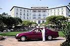 Mercedes-Benz 500 SEC (1992) - Normaler Anblick, eine S-Klasse vor einem Luxushotel