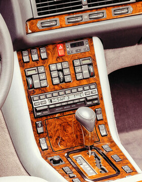 Mercedes-Benz 500 SEC (1992) - S-Klasse mit einmal allem. Die Belegung der Mittelkonsole spiegelt die Finanzkraft des Erstkäufers wieder.