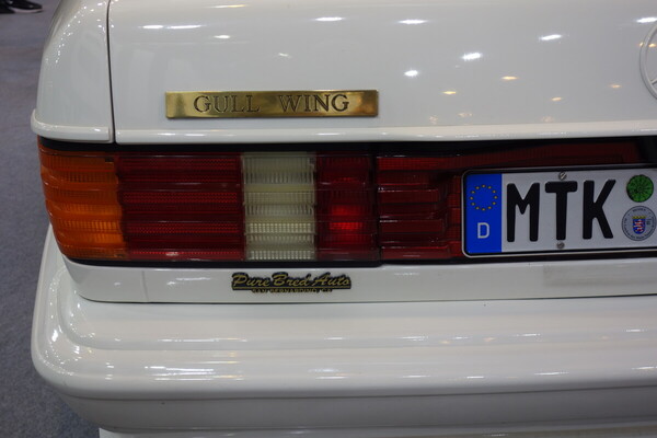 Mercedes-Benz 500 SEC Gullwing (1984) – mit goldenem Typenschild und ausgeliefert nach Kalifornien – Essen Motor Show 2023