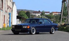 Mercedes-Benz 500 SEL (1984) - als Lot 057 angeboten an der Artcurial Le Mans Classic Versteigerung am 30. Juni 2023