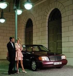 Mercedes-Benz 500 SEL (1991) - Das Paar wartet vermutlich auf den Chauffeur.