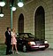 Mercedes-Benz 500 SEL (1991) - Das Paar wartet vermutlich auf den Chauffeur. (© Daimler AG, 1991) Mercedes-Benz 500 SEL (1991) - Das Paar wartet vermutlich auf den Chauffeur. (© Daimler AG, 1991)