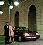 Mercedes-Benz 500 SEL (1991) - Das Paar wartet vermutlich auf den Chauffeur.