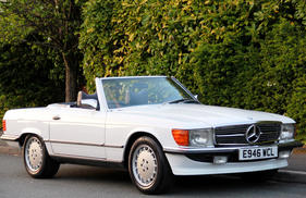 Mercedes-Benz 500 SL Convertible with Hardtop (1987) - angeboten als Lot 74 an der Bonhams Spa Classic Versteigerung am 21. Mai 2017