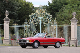 Mercedes-Benz 500 SL with hard top (1985) - Lot 021 an der Artcurial „Automobiles sur les Champs" Versteigerung 2024
