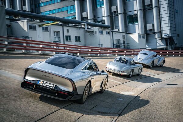 Bild: Mercedes-Benz 540 K in Führung, verfolgt von 300 SL und EQXX