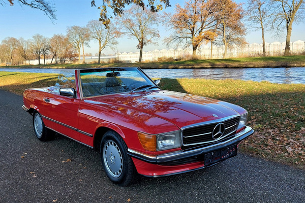 Image: Mercedes-Benz 560 SL (1986) - offered at the Catawiki premium classic car auction from December 16, 2022 to January 2, 2023