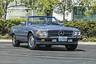 Bild: Mercedes-Benz 560 SL (1987) - als Lot 011 angeboten an der Bonhams Quail Versteigerung am 19. August 2022