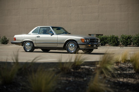 Mercedes-Benz 560 SL (1987) - als Lot 118 an der RM/Sotheby's Amelia Island Versteigerung am 5. März 2022