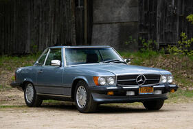 Mercedes-Benz 560 SL (1987) - angeboten als Lot 137 an der Bonhams The Greenwich Auction am 4. Juni 2023