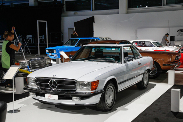 Mercedes-Benz 560 SL (1987) - angeboten von Swiss Classic Cars Fällanden - 38. Auto Zürich 2025