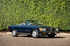 Bild: Mercedes-Benz 560 SL (1988) – angeboten als Lot Nr. 238 bei der RM-Sotheby's-Versteigerung in Miami am 27. und 28. Februar 2025