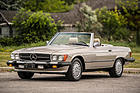Bild: Mercedes-Benz 560 SL (1989) - als Lot 003 an der Bonhams Quail Lodge Versteigerung am 24. August 2018