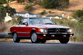 Mercedes-Benz 560 SL (1989) - als Lot 161 an der Broad Arrow Auctions Monterey Jet Center Auction 2024