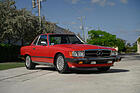 Bild: Mercedes-Benz 560 SL (1989) - angeboten als Lot 154 an der Bonhams The Greenwich Auction am 4. Juni 2023