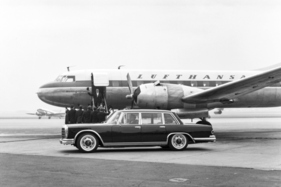 Mercedes-Benz 600 (1963) - vor einem Flugzeug der Lufthansa Mercedes-Benz 600 (1963) - vor einem Flugzeug der Lufthansa