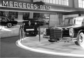 Mercedes Benz 600 (1964) - Gegensätze schaffen interessante Ausstellungseffekte - neben dem Daimler Stahlradwagen aus dem Jahre 1889 - Tradition wird schon 1964 gefeiert - Genfer Automobilsalon 1964