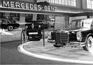 Mercedes Benz 600 (1964) - Gegensätze schaffen interessante Ausstellungseffekte - neben dem Daimler Stahlradwagen aus dem Jahre 1889 - Tradition wird schon 1964 gefeiert - Genfer Automobilsalon 1964