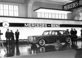 Mercedes-Benz 600 (1965) - ohne schmückendes Dekorationswerk vor Leuchtwand präsentiert - Genfer Automobilsalon 1965