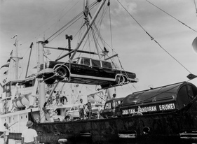 Mercedes-Benz 600 (1969) - Pullman-Landaulet-Variante bei Verschiffung im Hafen des Sultanats Brunei
