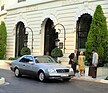 Mercedes-Benz 600 SEC (1992) – Der Portier trägt das Gepäck von Herr und Frau S-Klasse-Fahrer.