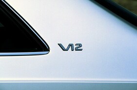 Mercedes-Benz 600 SEC (1992) - Der V12-Schriftzug weist auf das Spitzenmodell hin