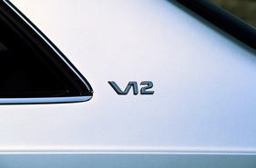 Mercedes-Benz 600 SEC (1992) - Hinweis auf den V12-Motor an Bord