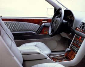 Mercedes-Benz 600 SEC (1992) - viel Holz im Innern - die Furniere waren aufwändig mit einer Aluminiumträgerschicht verleimt, damit sie nicht brechen oder spilttern konnten