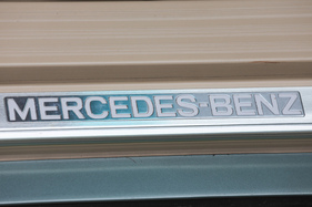 Mercedes-Benz 600 SEC (1993) - Markenschriftzug auf den Einstiegsleisten