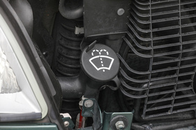 Mercedes-Benz 600 SEC (1993) - klar bezeichneter Einfüllstutzen für das Scheibenwaschwasser